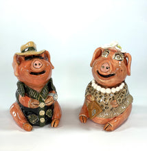 Load image into Gallery viewer, Denis and Doris Pig sculpture -Tourist couple
